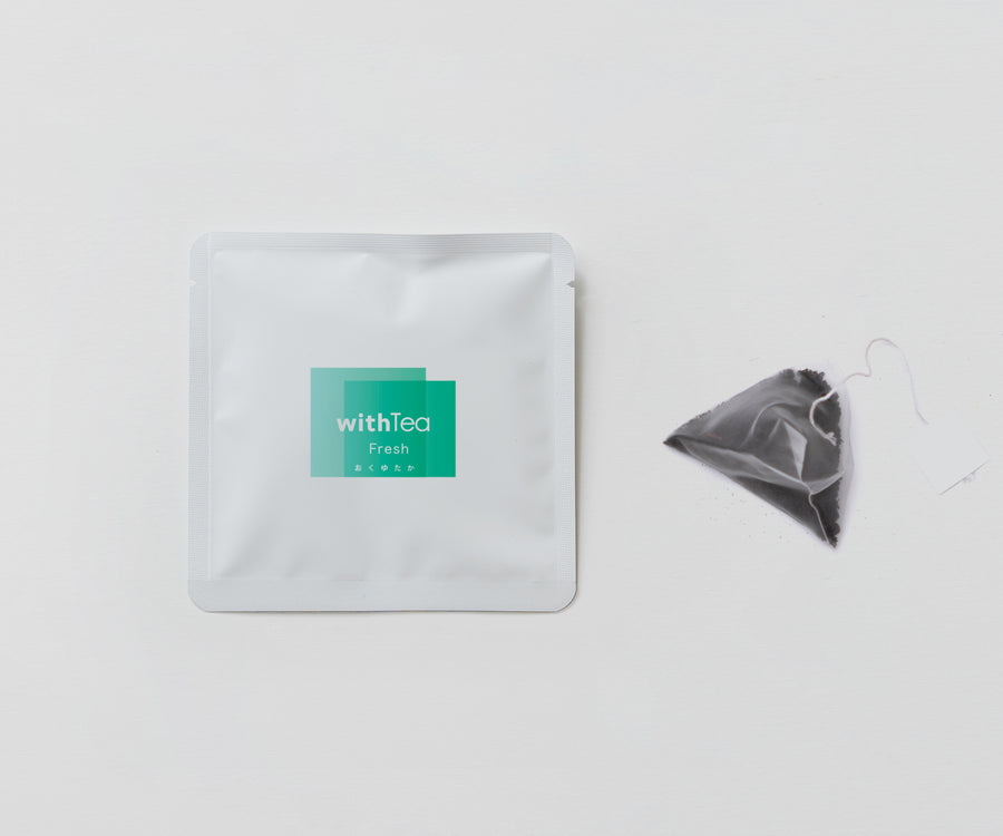 withTea（ウィズティー）の商品写真、おくゆたかという茶葉を使用した「Fresh」という味のパッケージとティーバッグ