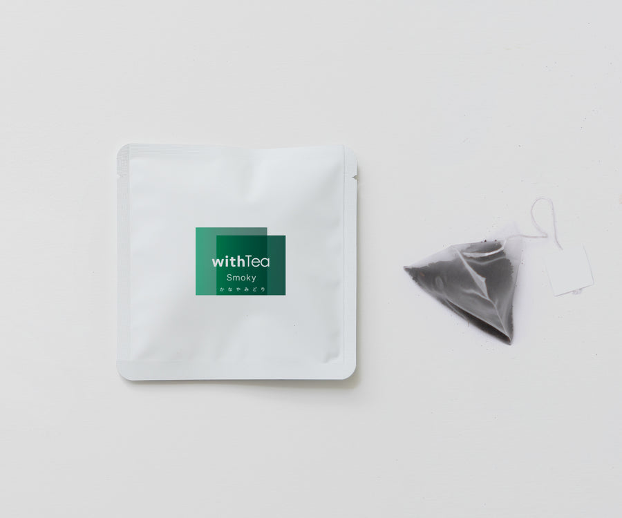 withTea（ウィズティー）の商品写真、かなやみどりという茶葉を使用した「Smoky」という味のパッケージとティーバッグ
