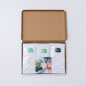 withTeaの商品「エブリデイセット - 和紅茶」が発送された時の状態です。箱のなかに、お茶が12袋とパンフレットが入っています。