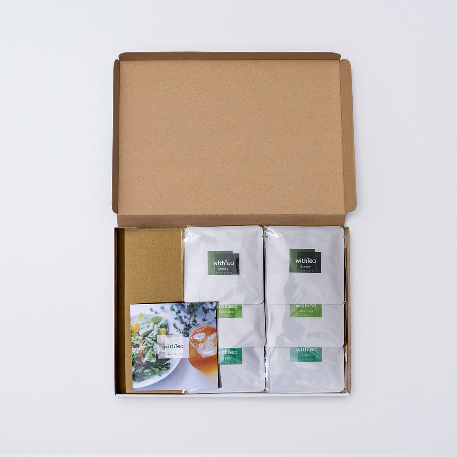 withTeaの商品「ベーシックセット - 和紅茶」が発送された時の状態です。箱のなかに、お茶が6袋とパンフレットが入っています。